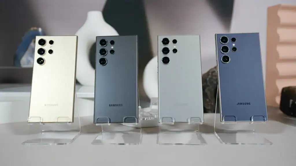 Samsung Galaxy S25 Ultra models on display with different color options – Samsung One UI 8 update devices